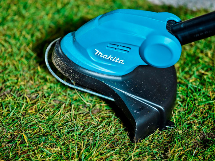 Makita DLM330SM incl. 4,0 Ah Accu + Makita DUR181Z (zonder accu) + Makita BL1850B LXT 18V 5,0 Ah accu product in gebruik