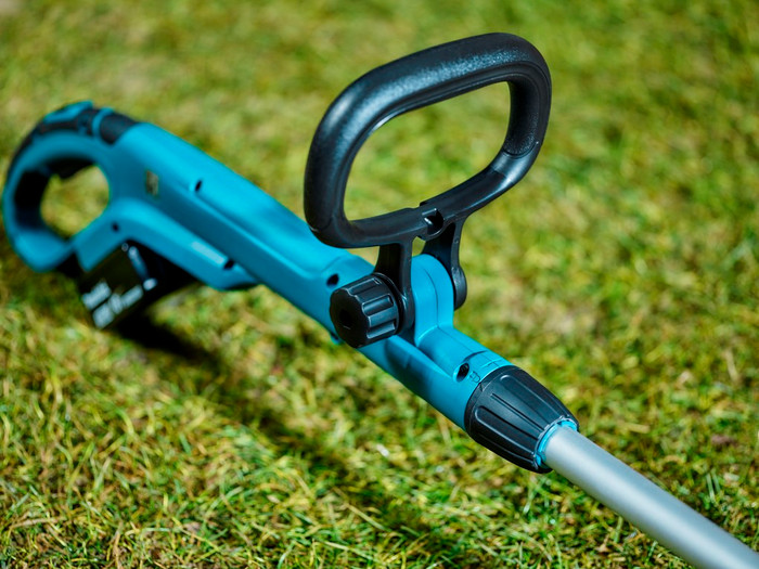 Makita DLM330SM incl. 4,0 Ah Accu + Makita DUR181Z (zonder accu) + Makita BL1850B LXT 18V 5,0 Ah accu product in gebruik