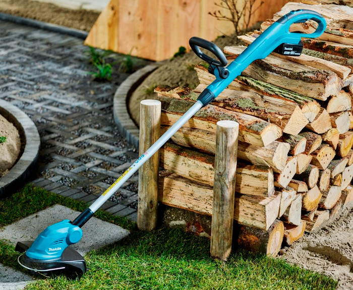 Makita DLM330SM incl. 4,0 Ah Accu + Makita DUR181Z (zonder accu) + Makita BL1850B LXT 18V 5,0 Ah accu product in gebruik