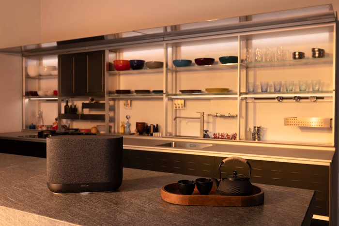 Denon Home 400 Zwart product in gebruik