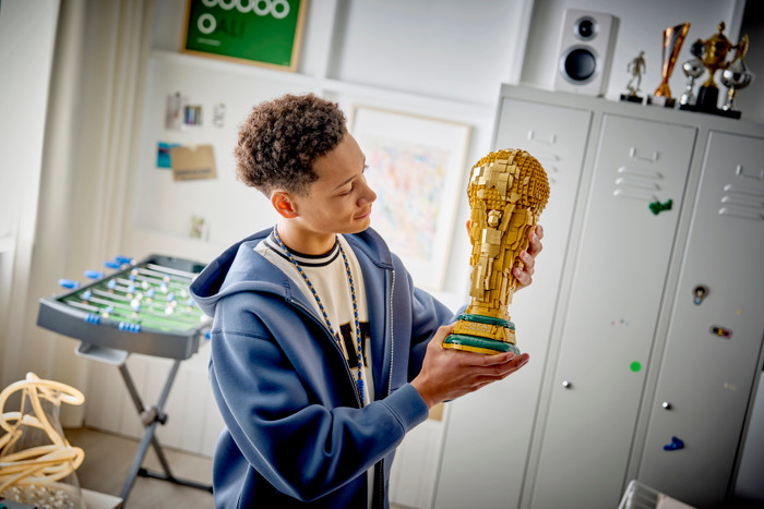 LEGO Editions Officiële FIFA World Cup trofee 43020 product in gebruik