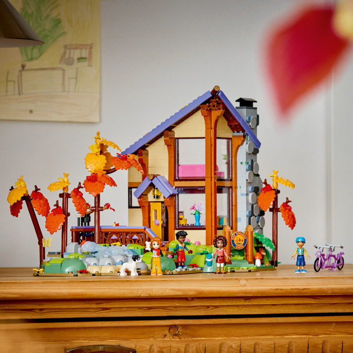 LEGO Friends Gezellige Boshut in de Herfst 42705 product in gebruik