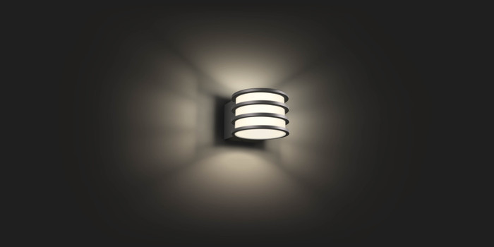 Philips Hue Lucca Wandlamp White Buiten product in gebruik