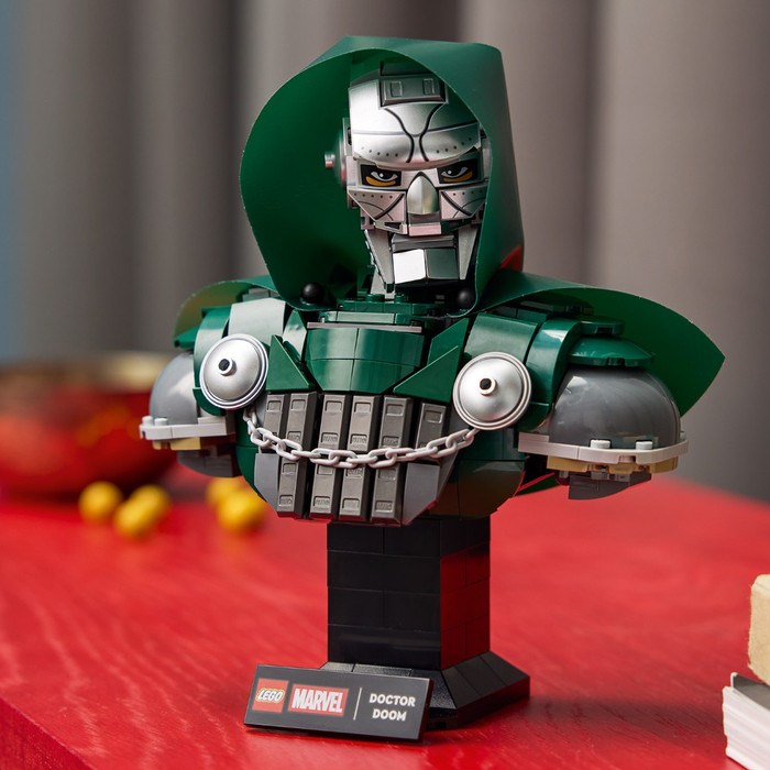 LEGO Marvel Doctor Doom Buste 76345 product in gebruik