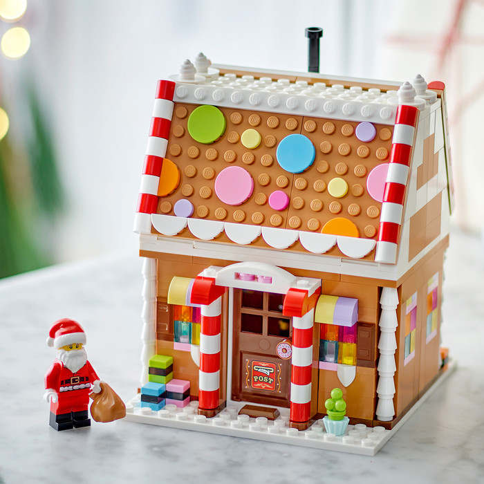 LEGO Winter Gingerbread House 40809 product in use