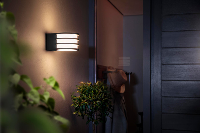 Philips Hue Lucca Wandlamp White Buiten product in gebruik