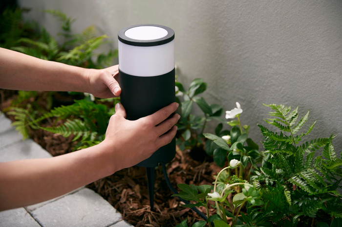 Philips Hue Calla sokkellamp White and Color zwart laag uitbreiding product in gebruik