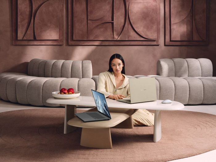 ASUS Zenbook A16 OLED Copilot+ PC UX3607OA-SQ013W Azerty product in gebruik