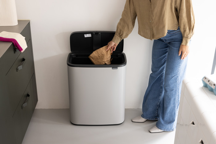 Brabantia Bo Touch Bin 60 Liter Soft Grey product in gebruik