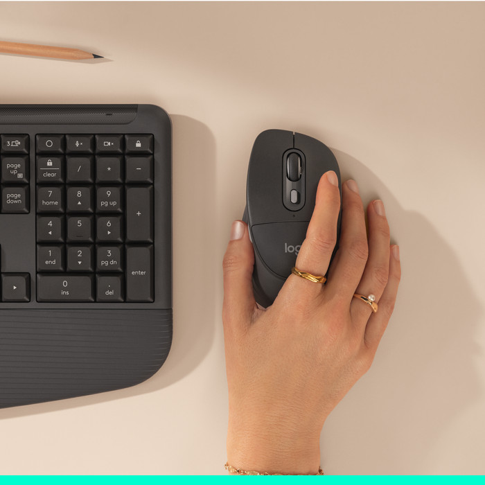Logitech Signature Comfort Plus M850 L Wireless Mouse Graphite product in use