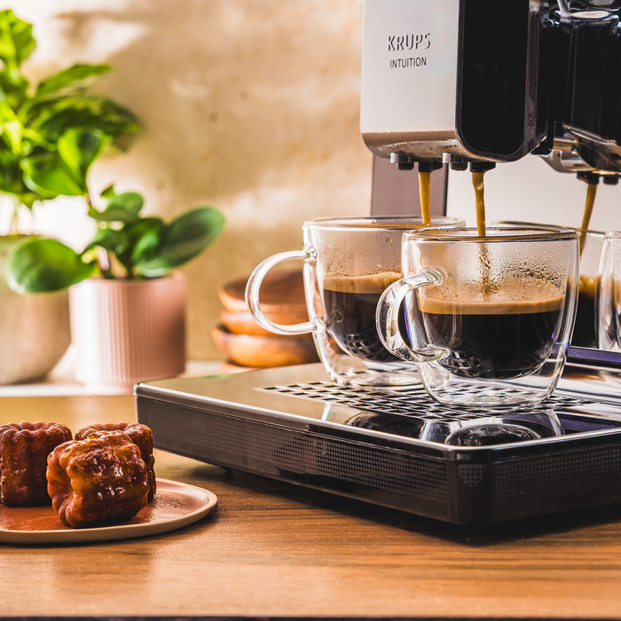 Krups Intuition Experience Hot & Cold EA879E product in gebruik