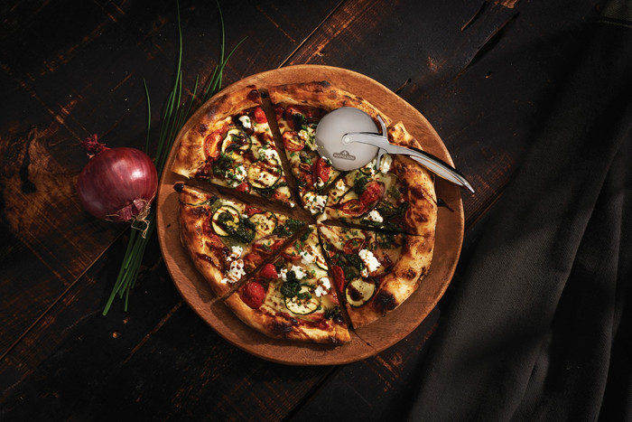 Napoleon PRO Pizzasnijder product in gebruik