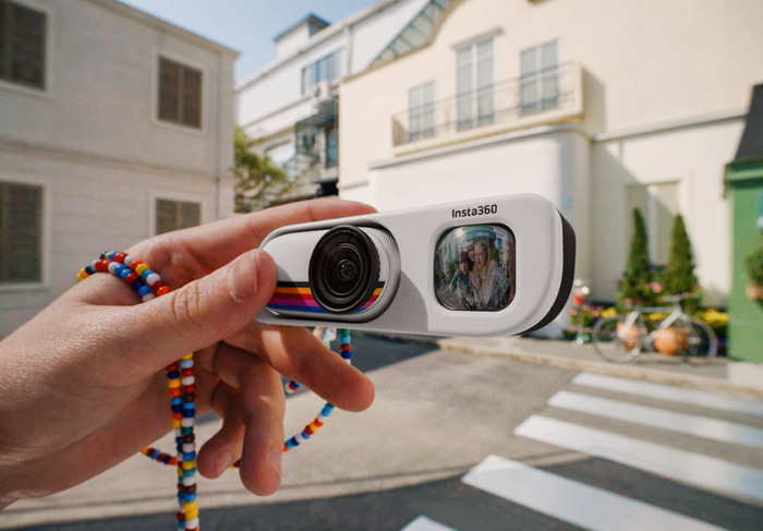 Insta360 GO 3S Retro Bundle Wit 64GB product in gebruik