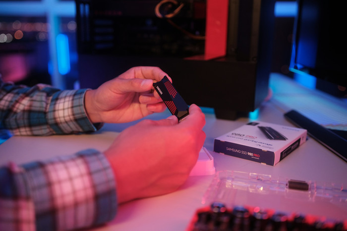 Samsung 990 Pro 4TB Heatsink NVMe SSD product in use