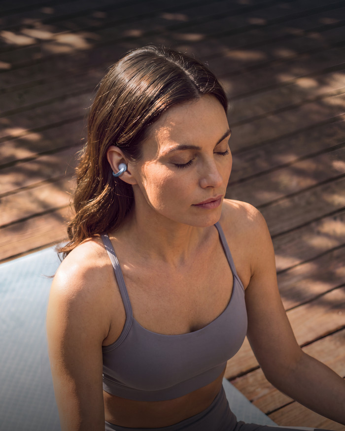 Soundcore AeroClip 2 Blauw product in gebruik