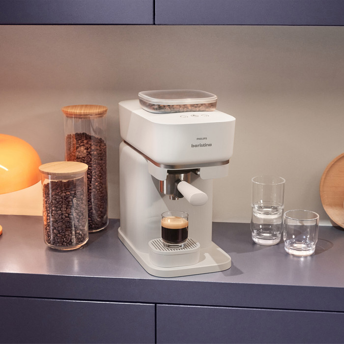 Philips Baristina BAR308/00 Wit + Melkopschuimer product in gebruik