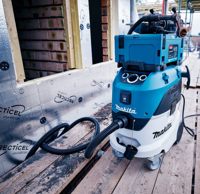 Makita VC4210L product in gebruik