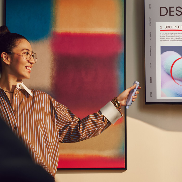 Logitech Spotlight 2 Draadloze Presenter Lila product in gebruik