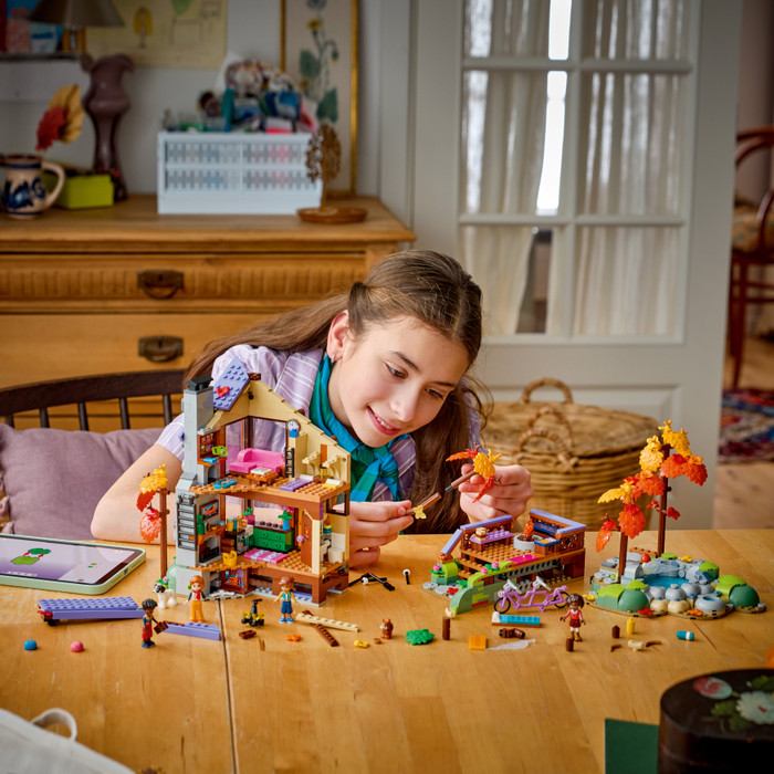 LEGO Friends Gezellige Boshut in de Herfst 42705 product in gebruik