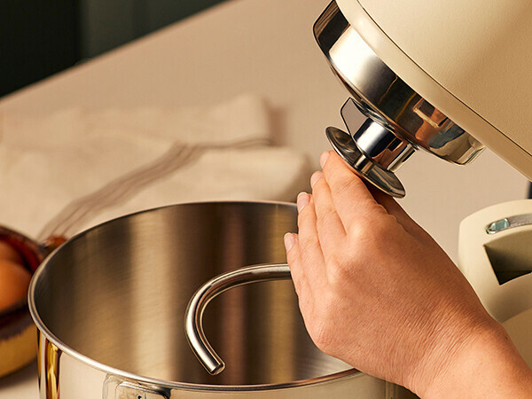 Kenwood kMix KMX751ACR Crème product in gebruik