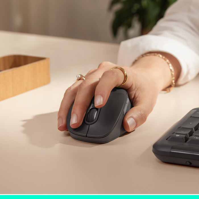 Logitech Signature Comfort Plus M850 L Wireless Mouse Graphite product in use