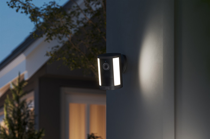 Ring Spotlight Camera 2e Génération Batterie Noir produit à l'usage