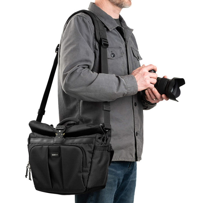 Think Tank FocusPoint Crossbody 13L Zwart product in gebruik