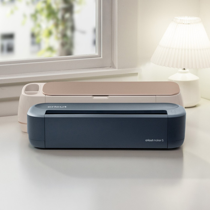 Cricut Maker 5 Essential + Materials Pack bundle front