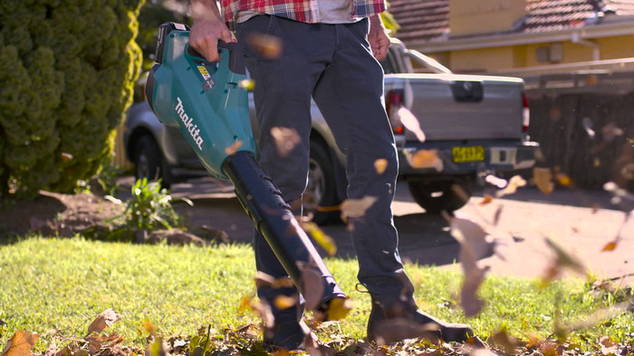 Makita DUB362Z 5.0Ah Battery (2x) Starter Kit product in use