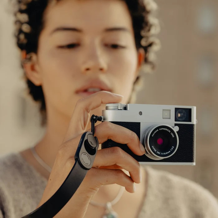 Peak Design Cuff Leather Camera Polsband Zwart product in gebruik