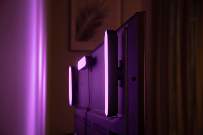 Philips Hue Play Rampe d'Éclairage Noir Lot de 2 + HDMI Sync Box 8K produit à l'usage