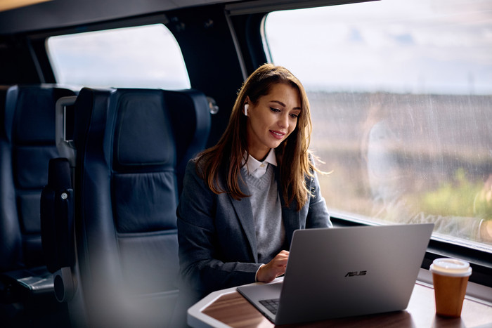 ASUS ExpertBook P5 G2 16'' OLED Copilot+PC PM5606CGA-PL0038X AZERTY product in gebruik