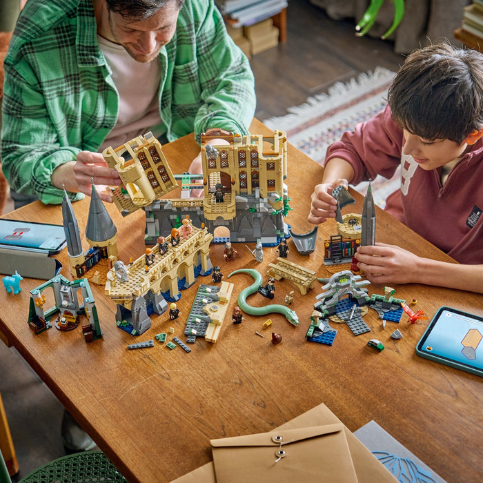 LEGO Harry Potter Kasteel Zweinstein: Oostvleugel 76473 product in gebruik