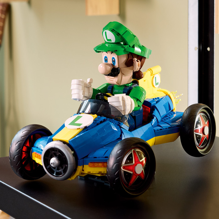 LEGO Super Mario Mario Kart: Luigi en Mach 8 72050 product in gebruik