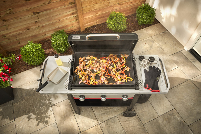 Weber Slate GPD 71cm Premium Plancha Zwart product in gebruik