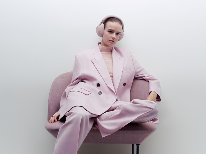 Sony WH-1000XM6 Sand Pink product in gebruik