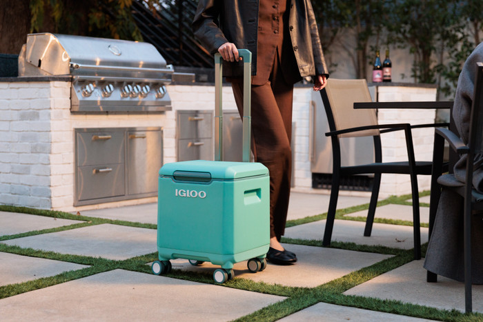 Igloo Tag Along Too Spinner 360 Lagoon product in use