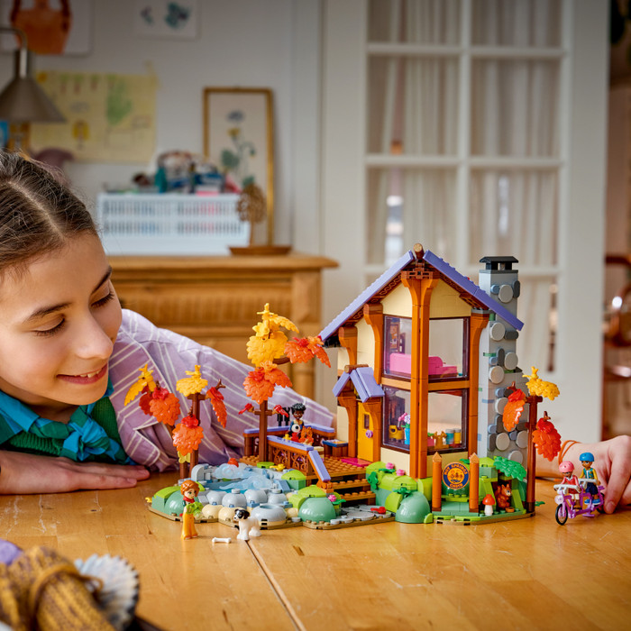 LEGO Friends Gezellige Boshut in de Herfst 42705 product in gebruik
