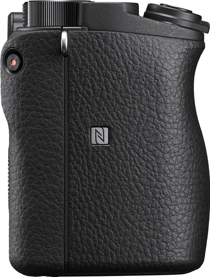 Sony Alpha A6400 + E 18-135 mm f/3.5-5.6 OSS côté droit