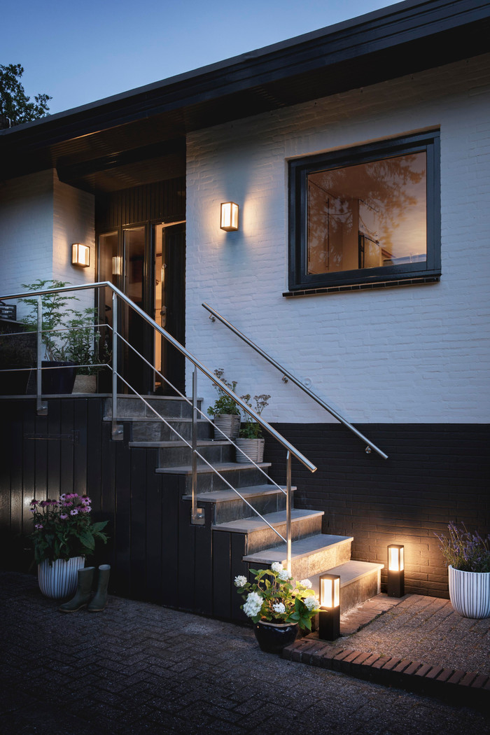 Philips Hue Impress sokkellamp White and Color Zwart laag product in gebruik