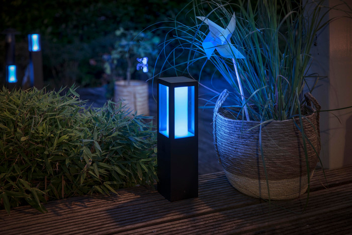 Philips Hue Impress sokkellamp White and Color Zwart laag product in gebruik
