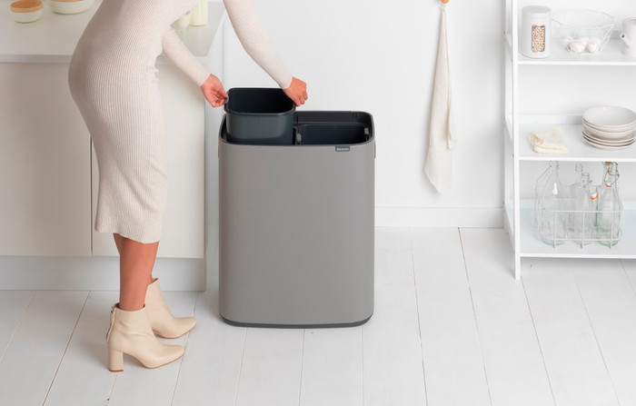 Brabantia Bo Touch Bin 2 x 30 Liter Mineral Concrete Grey + Vuilniszakken (120 stuks) product in gebruik