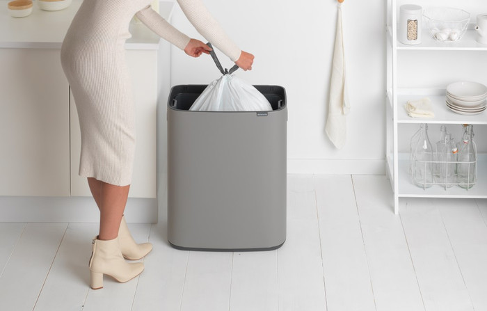 Brabantia Bo Touch Bin 60 Litres Mineral Concrete Grey + Sacs Poubelle (120 pièces) produit à l'usage