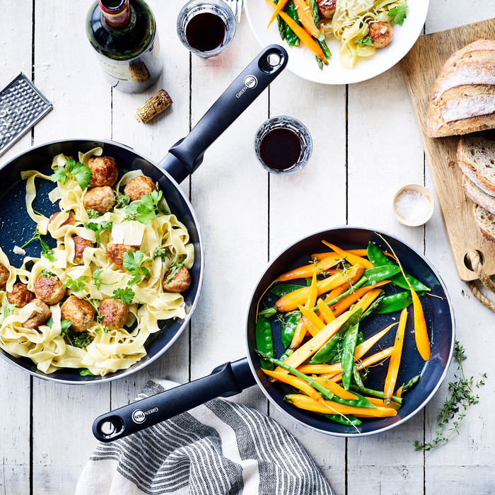 GreenPan Torino Keramische koekenpannenset 24 + 28 cm product in gebruik