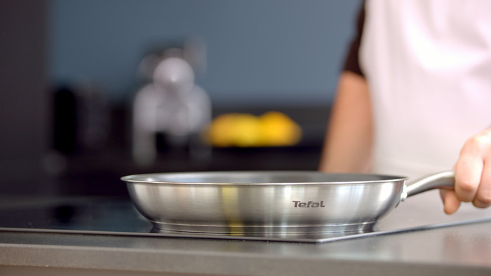 Tefal Virtuoso Frying Pan 28cm product in use