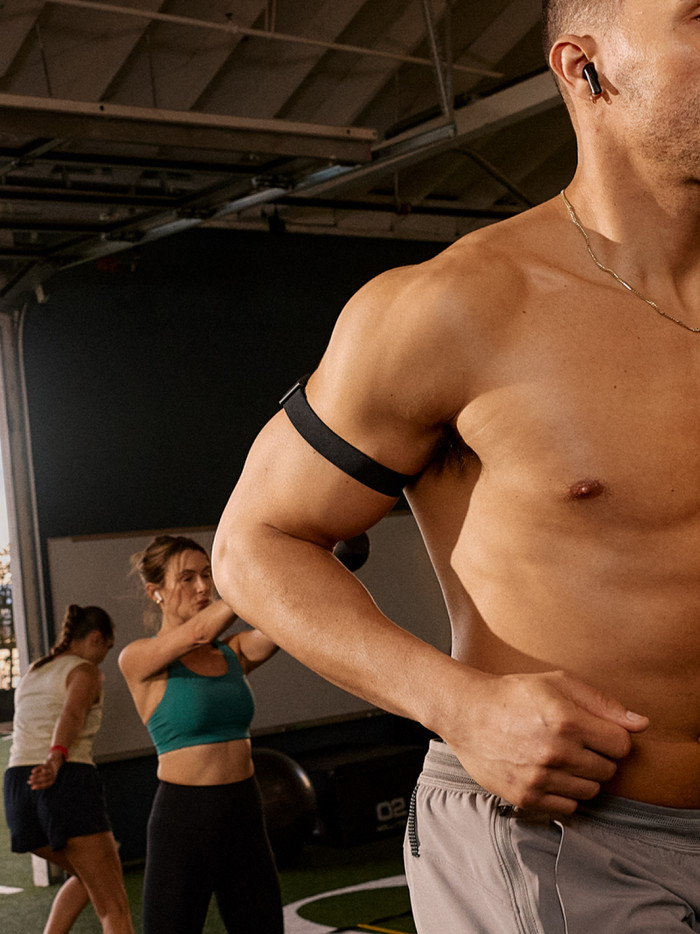 WHOOP MG/5.0 Bicep Band L/XL Zwart product in gebruik