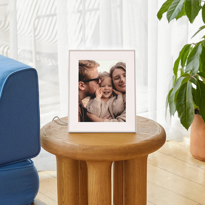 Aura Frames Aspen Wit product in gebruik