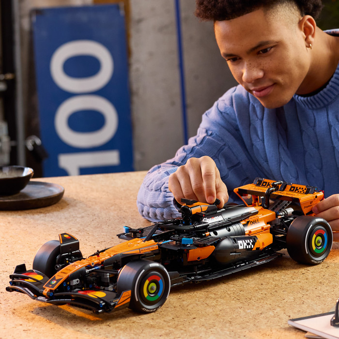LEGO Technic McLaren MCL39 F1 auto 42228 product in gebruik