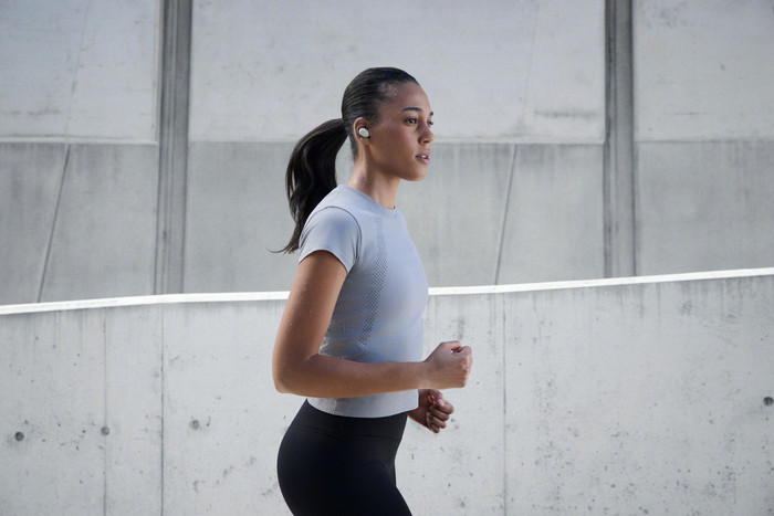 Sony WF-1000XM6 Zilver product in gebruik