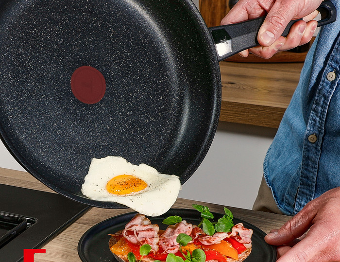 Tefal Ceramic Control Grey hapjespan 24 cm + deksel product in gebruik